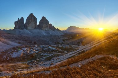 Tre Cime di Lavaredo, günbatımı sahnesi, kırmızı ışıkla aydınlatılmış, Dolomitler, İtalya