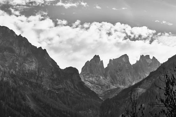 Monochrome Picture Climber Rock Dolomites Backdrop Mountains Panorama — Foto de Stock