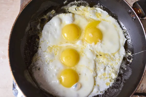 Four Eggs Fried Black Pan Gas Stove — Stockfoto