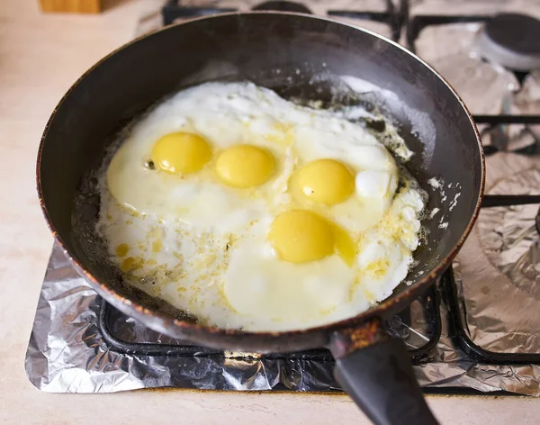 Four Eggs Fried Black Pan Gas Stove — Stockfoto