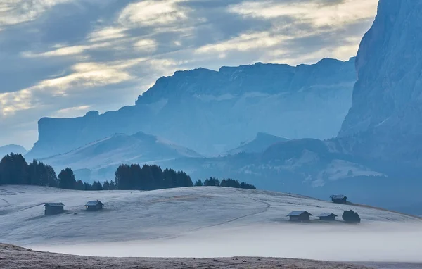 Prachtig Uitzicht Traditionele Houten Berghutten Het Schilderachtige Alpe Siusi Met — Stockfoto