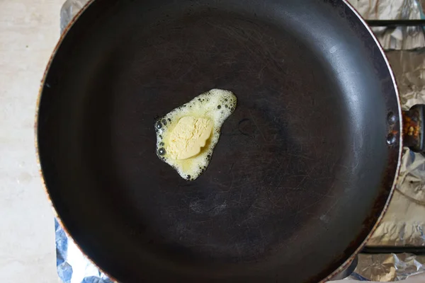 Uma Panela Manteiga Derretendo Uma Frigideira Ferro Fundido Preto — Fotografia de Stock