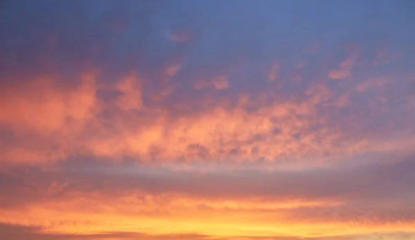 日落时多彩的云天 色彩艳丽 天空纹理 抽象的自然背景 — 图库照片