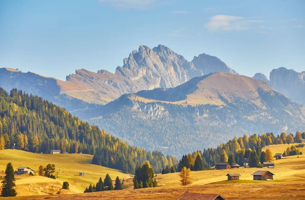 Aerial Autumn Sunrise Scenery Yellow Larches Small Alpine Building Odle — Foto Stock