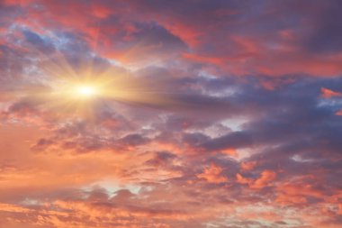 Kümülüs bulutlarının bulutlu güneş ışığı bulutları