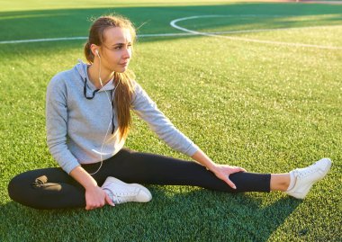 atletik kadın parkta onu bacak germe
