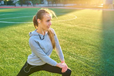 atletik kadın parkta onu bacak germe
