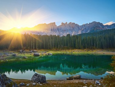 Carezza Gölü Lago di Carezza, Karersee Latemar Dağı, Bolzano ili, Güney Tyrol, İtalya. Arka planda Carezza Gölü veya Karersee ve Dolomites manzarası, Nova Levante, Bolzano, İtalya.