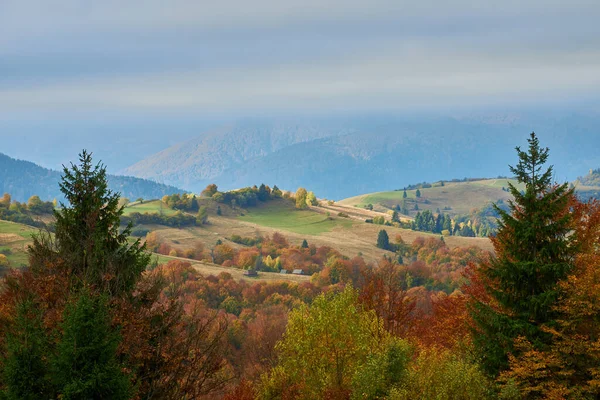 Die Herbstliche Berglandschaft Mit Bunten Wäldern — Stockfoto