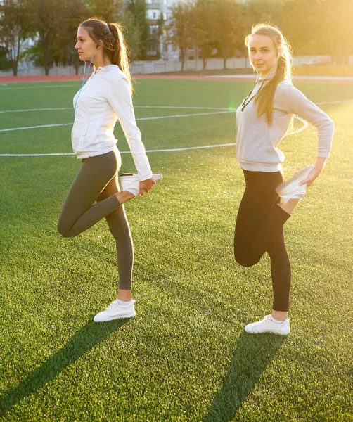 Två Vackra Sport Flickor Tränar Tillsammans Gräsmatta Tidigt Morgonen — Stockfoto