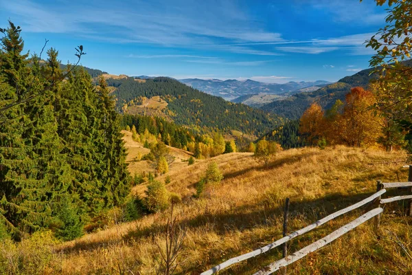 Erstaunliche Berglandschaft Mit Farbenfrohen Lebendigen Sonnenuntergang Bewölkten Himmel Natürlicher Outdoor — Stockfoto