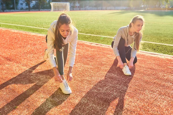 Två Tjejer Sportkläder Förbereder Sig För Löpning Löpbanan Stadion — Stockfoto