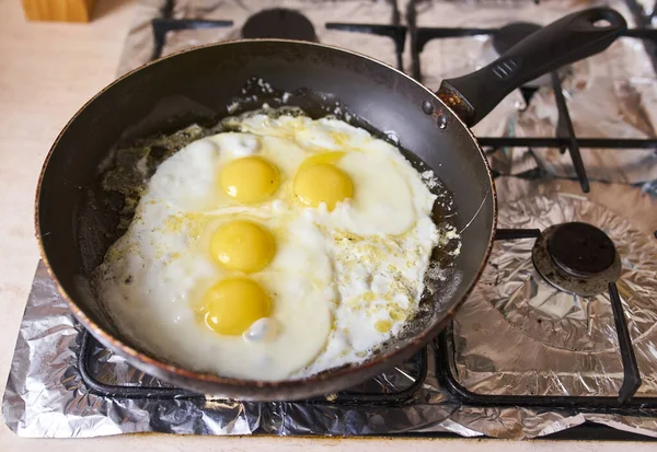 Four Eggs Fried Black Pan Gas Stove — Stockfoto