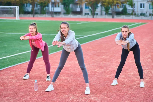 Θετικές Γυναίκες Κάνουν Ασκήσεις Αθλητισμό Ομάδα Του Τρεις Όμορφες Νεαρές — Φωτογραφία Αρχείου