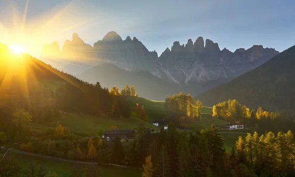 Dramatischer Morgen Blick Von Der Landschaft Auf Die Gipfel Von — Stockfoto