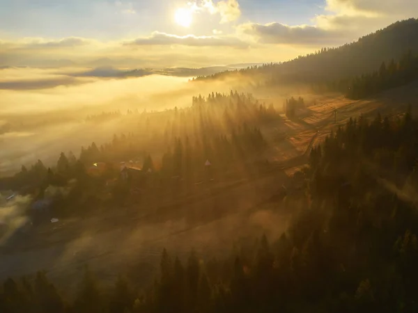 Mist Verspreidt Zich Bij Zonsopgang Bergen Zon Komt Aan Horizon — Stockfoto