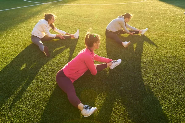 Positiva Kvinnor Gör Sport Övningar Tre Vackra Unga Kvinnor Att — Stockfoto