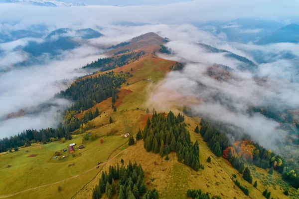 Montanhas Nuvens Nascer Sol Verão Vista Aérea Pico Montanha Com — Fotografia de Stock