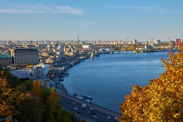 乌克兰 从玻璃桥到市中心 公共交通 俯瞰第聂伯河 有岩石 青山和小船 Kyiv 城市生活 — 图库照片