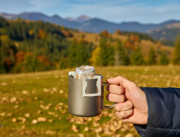 Una Taza Café Portátil Goteo Está Preparando Las Montañas Otoño — Foto de Stock