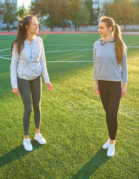 Δύο Όμορφες Σπορ Κορίτσια Άσκηση Μαζί Έναν Χορτοτάπητα Νωρίς Πρωί — Φωτογραφία Αρχείου