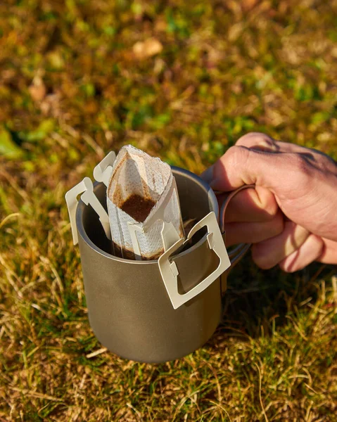 Herfstbergen Wordt Een Kopje Draagbare Druppelkoffie Bereid Tegen Achtergrond Van — Stockfoto