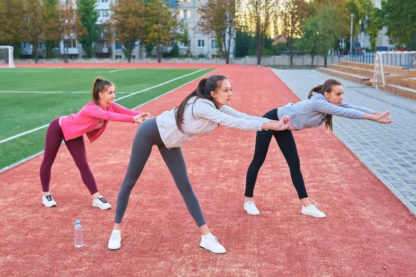 3人の女の子がサッカースタジアムで練習をしてる — ストック写真