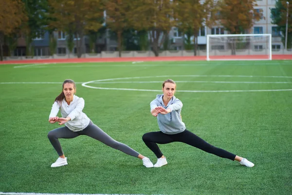Två Vackra Sport Flickor Tränar Tillsammans Gräsmatta Tidigt Morgonen — Stockfoto