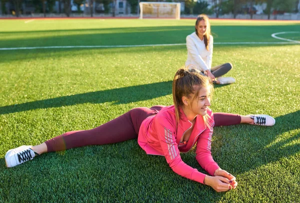 Δύο Όμορφες Σπορ Κορίτσια Άσκηση Μαζί Έναν Χορτοτάπητα Νωρίς Πρωί — Φωτογραφία Αρχείου