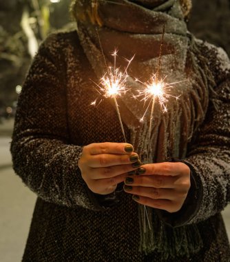 Parlak şenlikli Noel ve mutlu yeni yıl maytap elinde