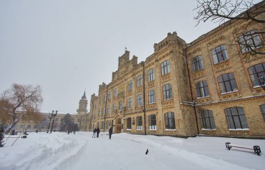 Ulusal üniversitenin eski binası. Kasabada kış. Peyzaj arka planı. Kyiv Teknik Üniversitesi.