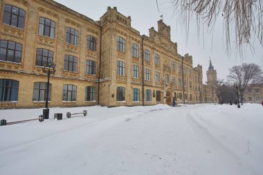 Ulusal üniversitenin eski binası. Kasabada kış. Peyzaj arka planı. Kyiv Teknik Üniversitesi.