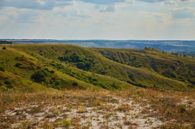 Güneşli bir günde tebeşir dağları, Ukrayna 'nın Svyatogorsk yakınlarında korunan bölge.