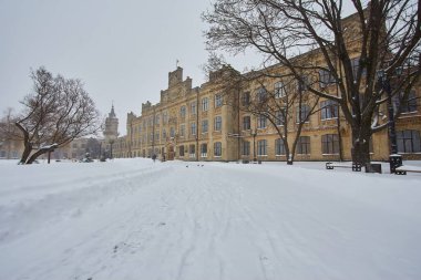 Ulusal üniversitenin eski binası. Kasabada kış. Peyzaj arka planı. Kyiv Teknik Üniversitesi.