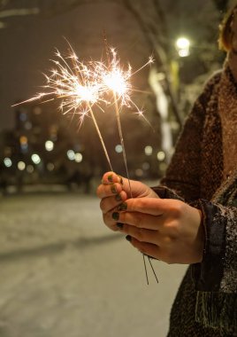 Parlak şenlikli Noel ve mutlu yeni yıl maytap elinde
