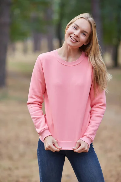 Atrakcyjna Niebieskooka Blondynka Spacerująca Parku Miejskim Dziewczyna Nosi Różową Bluzę — Zdjęcie stockowe