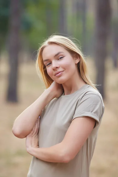 Atraktivní Modrooká Blondýnka Kráčí Městském Parku Dívka Nosí Béžové Tričko — Stock fotografie