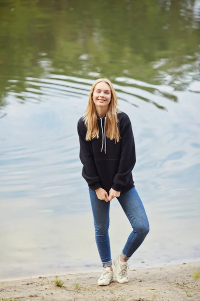 Vacker Ung Blond Kvinna Svart Luvtröja Går Parken Attraktiv Kvinna — Stockfoto