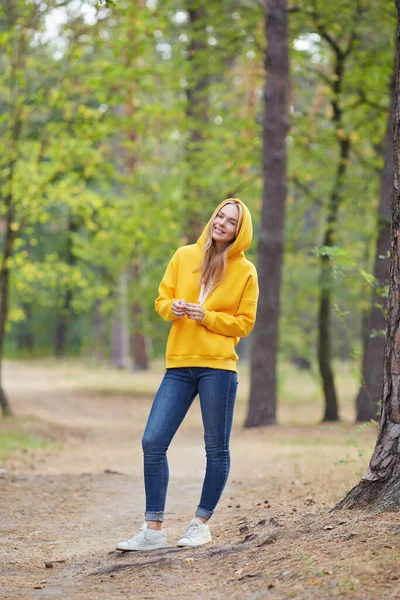Sarı Kapüşonlu Güzel Sarışın Kadın Parkta Yürüyor Çekici Bir Kadın — Stok fotoğraf