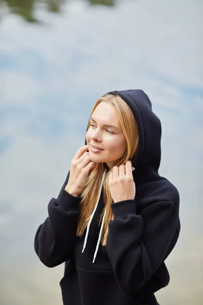 Bella Giovane Donna Bionda Con Cappuccio Nero Cammina Nel Parco — Foto Stock