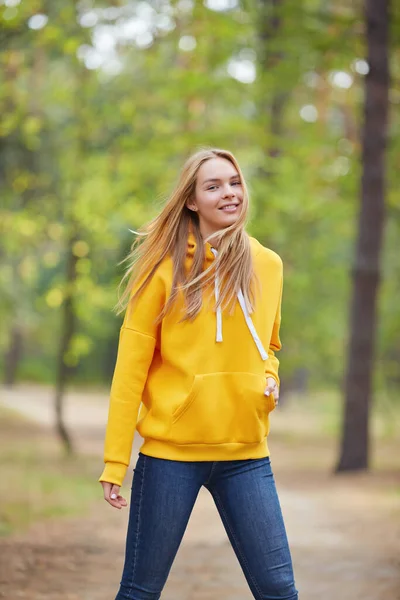 Atraktivní Modrooká Blondýnka Kráčí Městském Parku Dívka Nosí Žlutou Mikinu — Stock fotografie