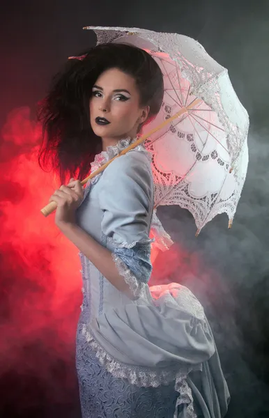 Прекрасная женщина-вампир на Хэллоуин аристократка с кружевным зонтиком — стоковое фото