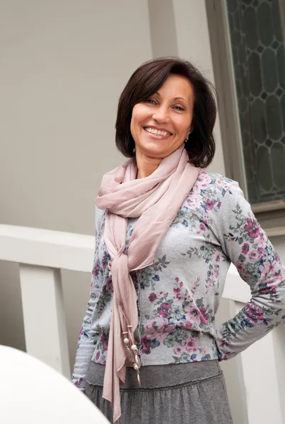 Eski şehirde gülümseyen esmer kadın portresi