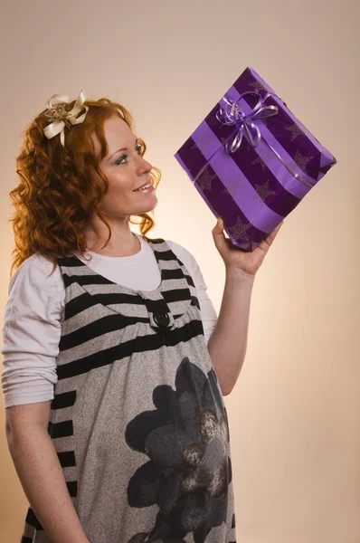 Bella ragazza eccitata con un regali — Foto Stock