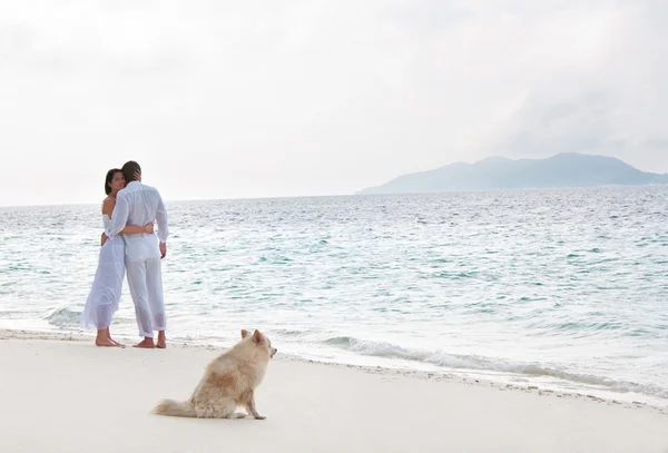 Romantik genç bir çift deniz kıyısında resmi — Stok fotoğraf