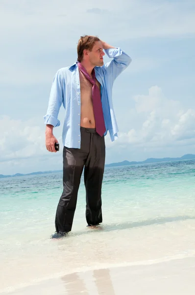 Moe zakenman op het strand — Stockfoto