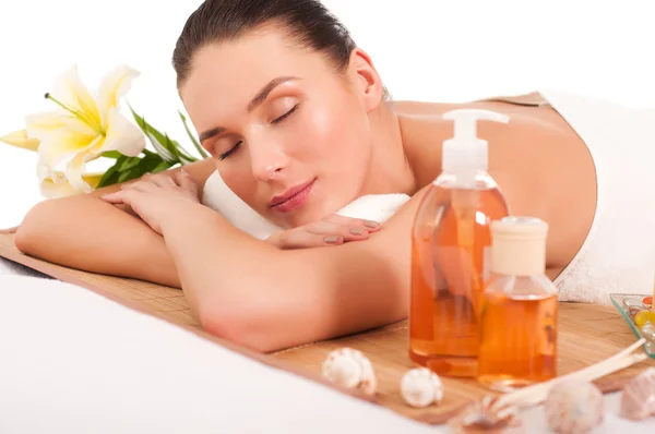 Portrait de jeune belle femme dans un environnement spa — Photo