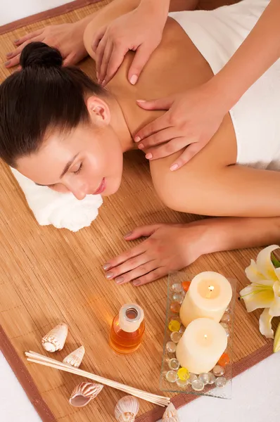 Entspannte schöne junge Frau mit einer Wellness-Massage auf dem Rücken — Stockfoto