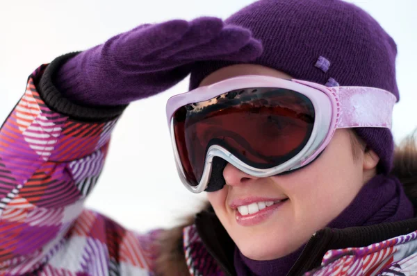 Portret van glimlachen gelukkig jonge vrouw dragen ski goggles — Stockfoto