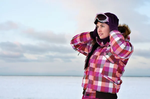 Belle jeune femme portant un costume de ski posant en plein air dans la victoire — Photo